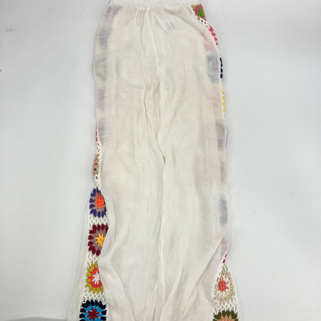 Embroidered Leg Pant