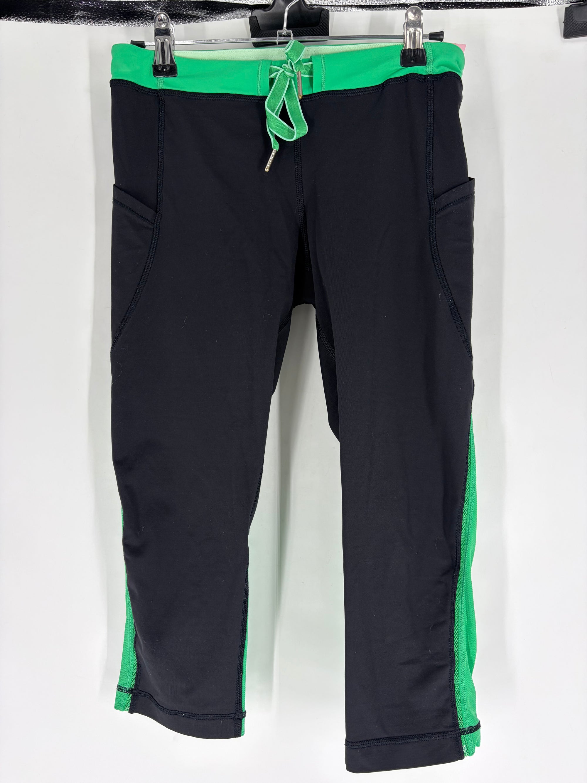 black Lululemon capris, S