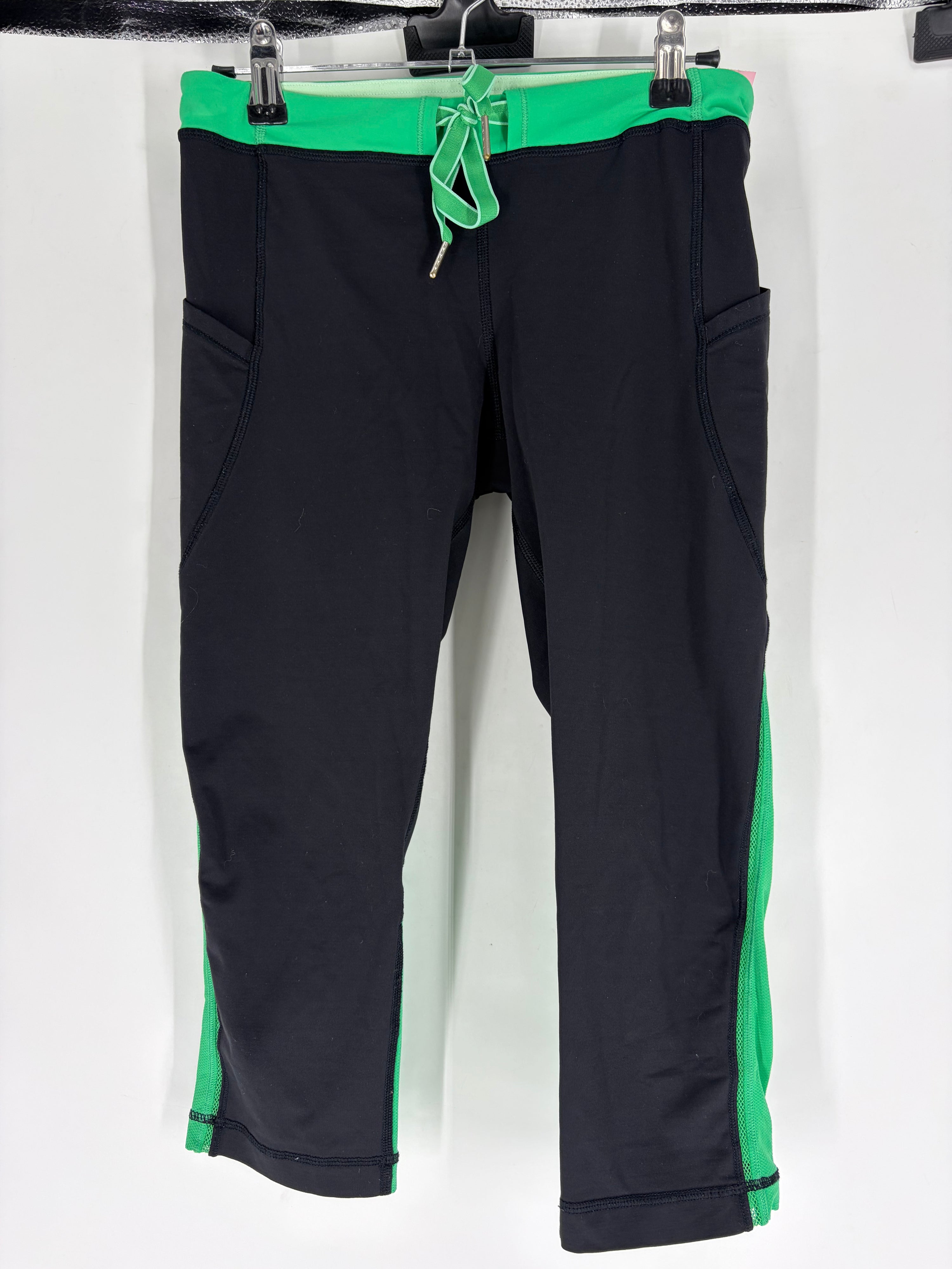 black Lululemon capris, S