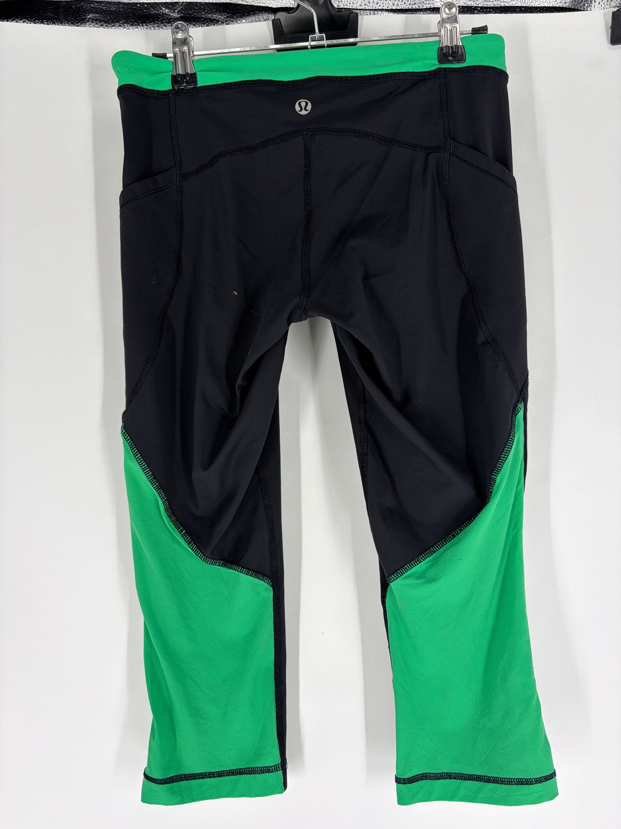 black Lululemon capris, S