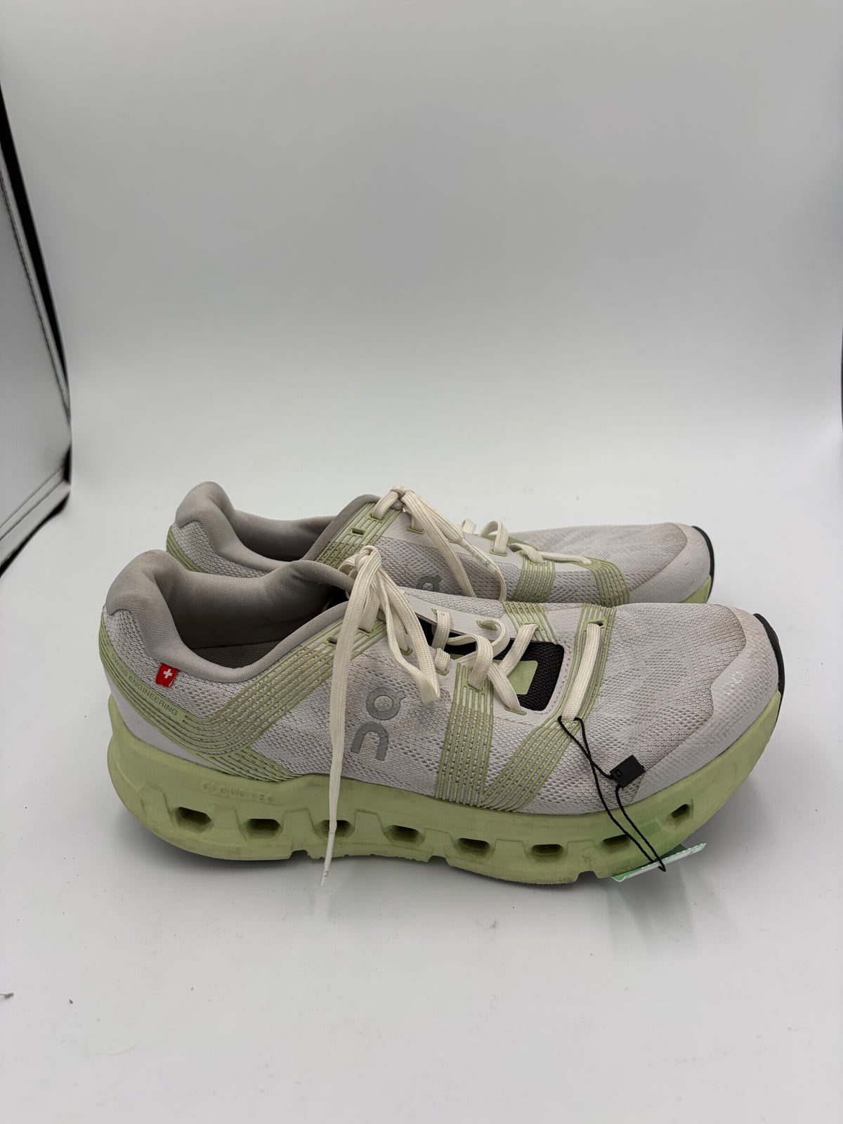 green and white On Cloud active shoes, 9